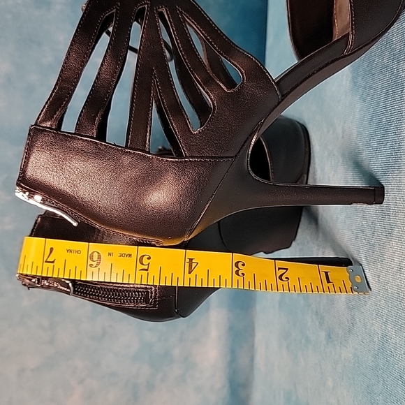 💛4 Inch BCBGeneration Stilletto Heels with Ankle Straps and Rear Zippers - Picture 9 of 10